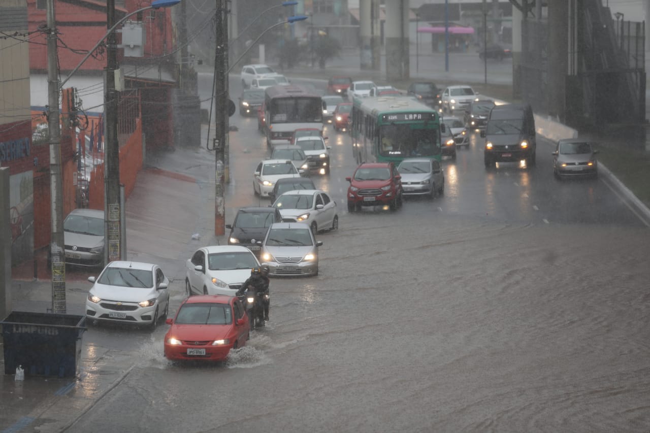 Chuva causa alagamentos e queda de árvores em pontos de Salvador