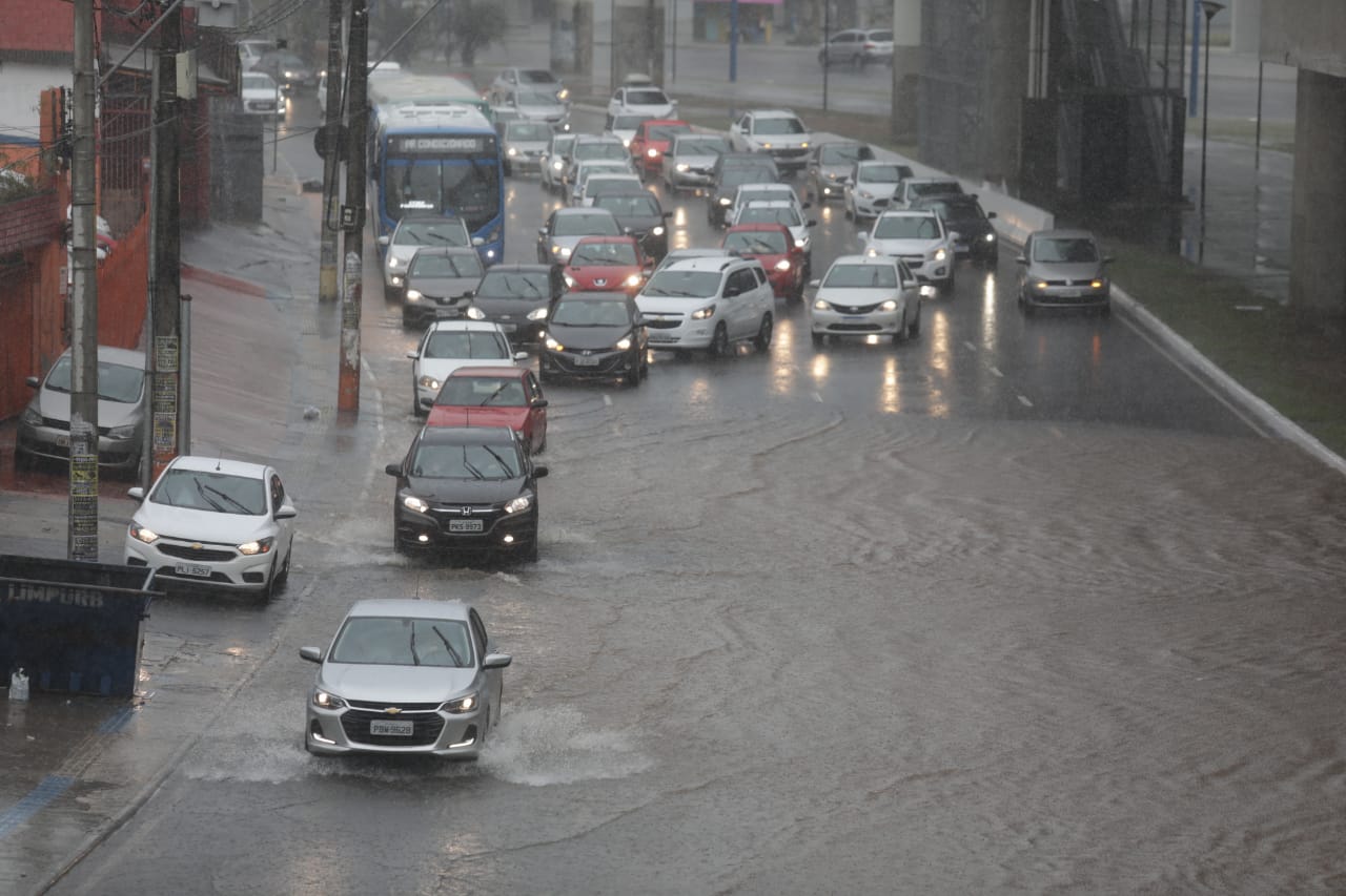 Chuva causa alagamentos e queda de árvores em pontos de Salvador