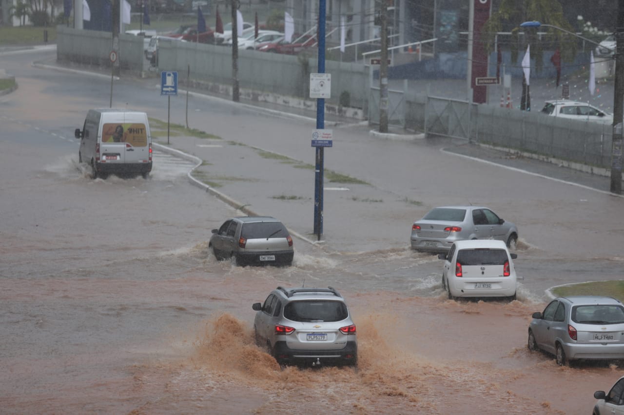 Chuva causa alagamentos e queda de árvores em pontos de Salvador