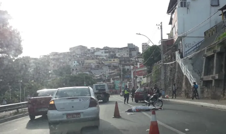 Motociclista não resistiu à colisão com ônibus | Foto: Thaís Seixas | Ag. A TARDE