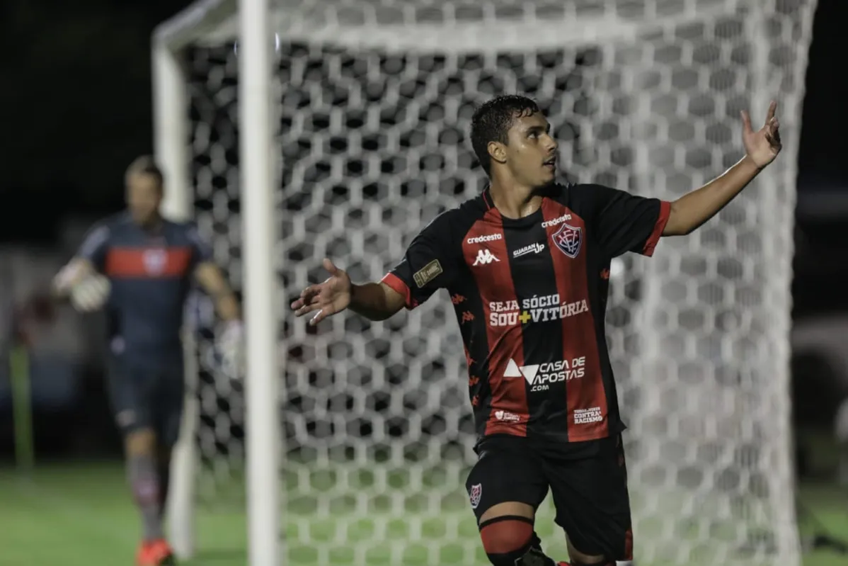Alisson Farias marcou o gol que garantiu o triunfo do Leão | Foto: Uendel Galter | Ag. A TARDE