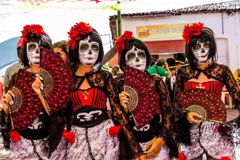 Nos cinco dias de folia, o público poderá se divertir ao som das marchinhas carnavalescas que circulam pelas ruas e praças da cidade.