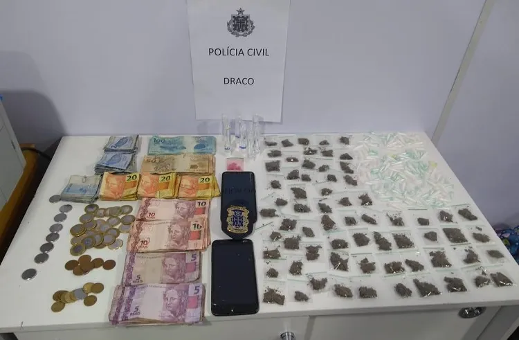 Cerca de R$ 4 mil em espécie e drogas foram apreendidos na operação | Foto: Divulgação | SSP