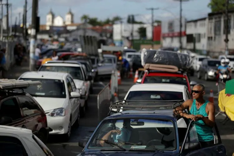 Fila é intensa de veículos em Salvador I Foto: Raul Spinassé | Ag. A TARDE