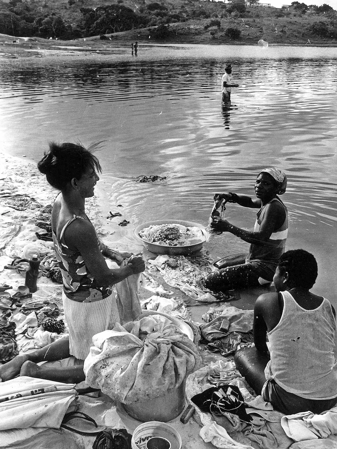Ganhadeiras, no tempo em que lavavam roupa na lagoa | Foto: Arlindo Félix | Ag. A TARDE | 10.1.1990