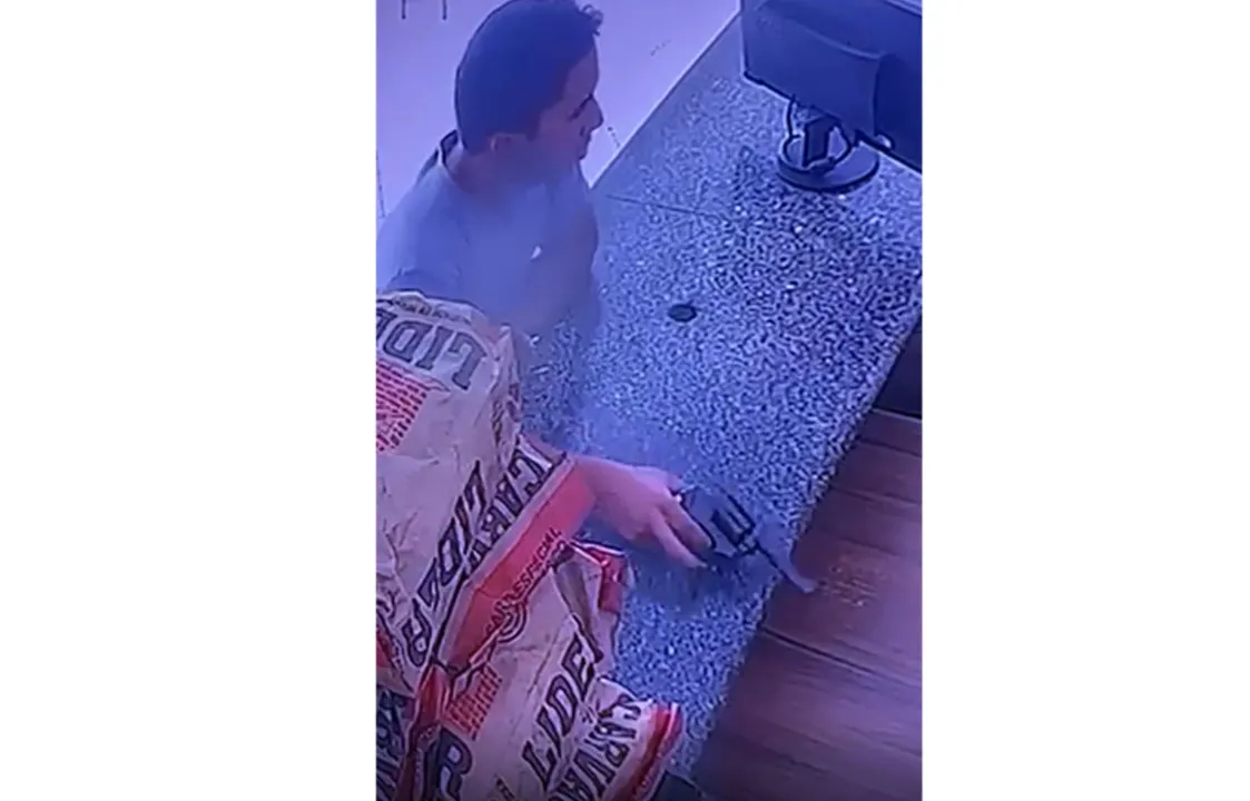 Homem roubou dinheiro e pertences da loja | Foto: Reprodução