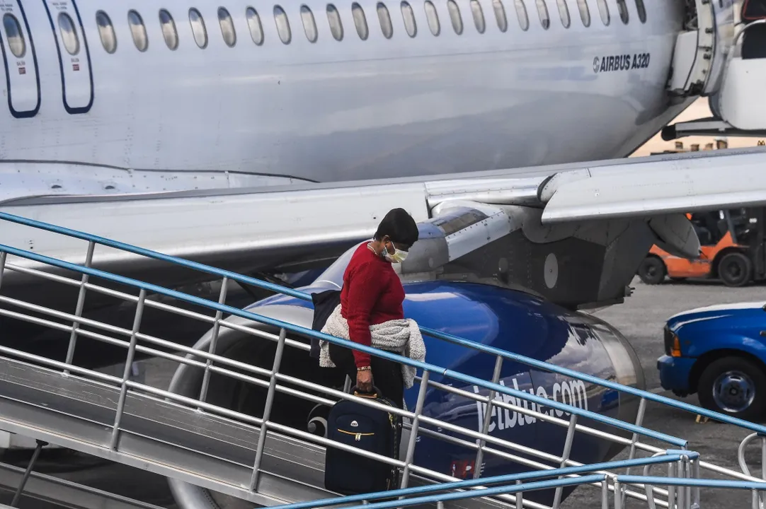 Até o momento, não há nenhum registro de confirmação da doença em solo brasileiro | Foto: Chandan Khanna | AFP