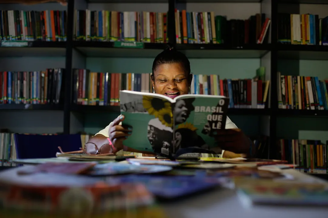 Solange Sousa coordena a Biblioteca Clementina de Jesus, no Uruguai | Foto: Raul Spinassé | Ag. A TARDE
