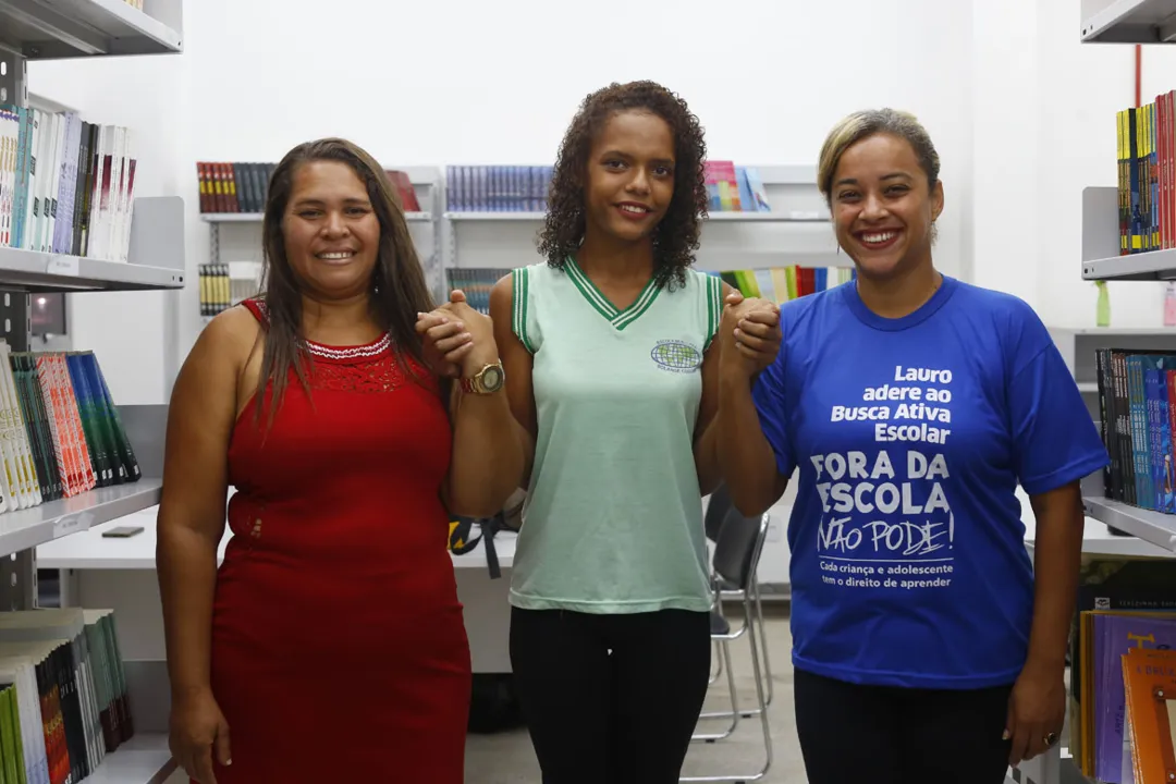 Integrantes do Busca Ativa e alunas agem em conjunto contra a evasão escolar