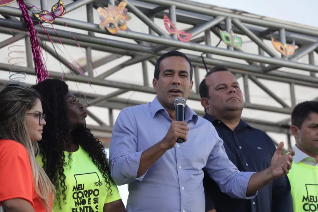 Ireuda Silva, Bruno Reis (centro) e Geraldo Júnior, presidente da Câmara dos Vereadores, durante evento de lançamento | Foto: Uendel Galter | Ag. A TARDE