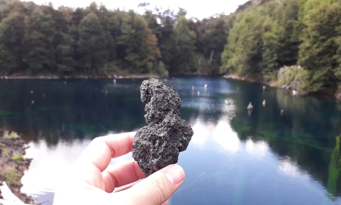 Pedra vulcânica faz parte do cenário do lago Arco-Íris | Foto: Thaís Seixas | Ag. A TARDE