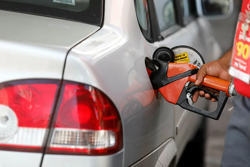 Em greve há 12 dias, os petroleiros promovem nessa quinta-feira, 13, uma ação para mostrar à sociedade que é possível vender o litro da gasolina a um preço justo | Foto: Joá Souza | Ag. A TARDE