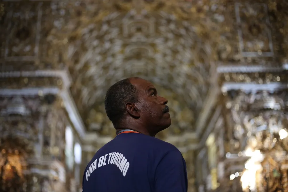 Irã Lima, guia, dentro da Igreja de São Francisco