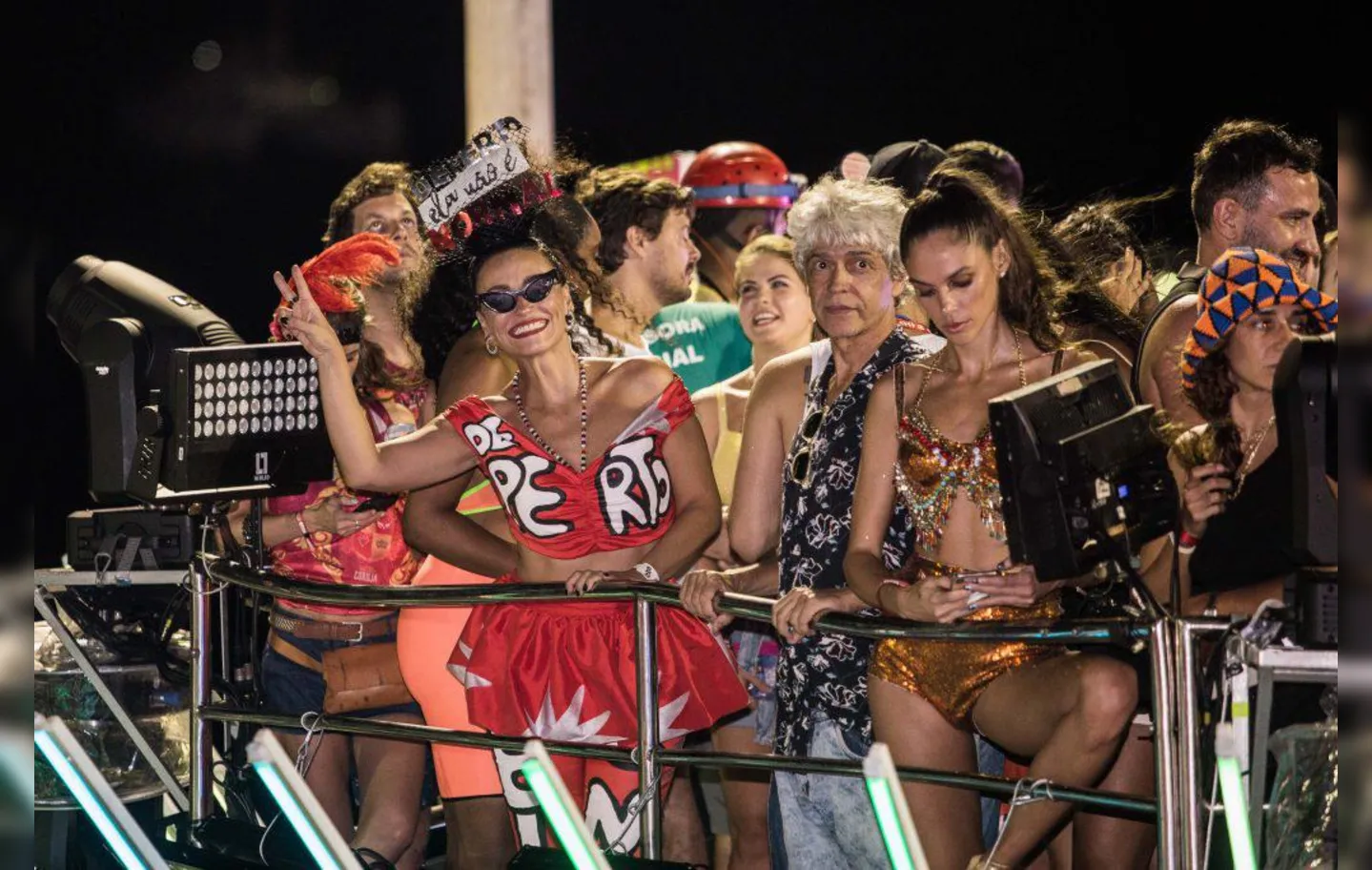 Com um look vermelho, Luana Xavier curtiu ao som de Ivete Sangalo | Fotos: Tati Freitas | Divulgação