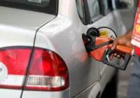 Petroleiros promovem ação de venda do litro da gasolina a R$3,50