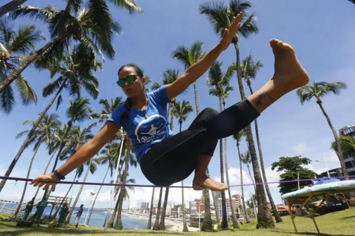Imagem ilustrativa da imagem Esportes de Verão: slackline desafia o equilíbrio corporal e mental