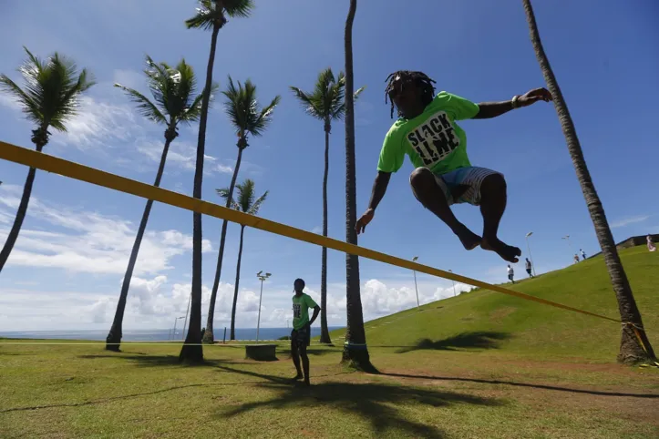 Imagem ilustrativa da imagem Esportes de Verão: slackline desafia o equilíbrio corporal e mental