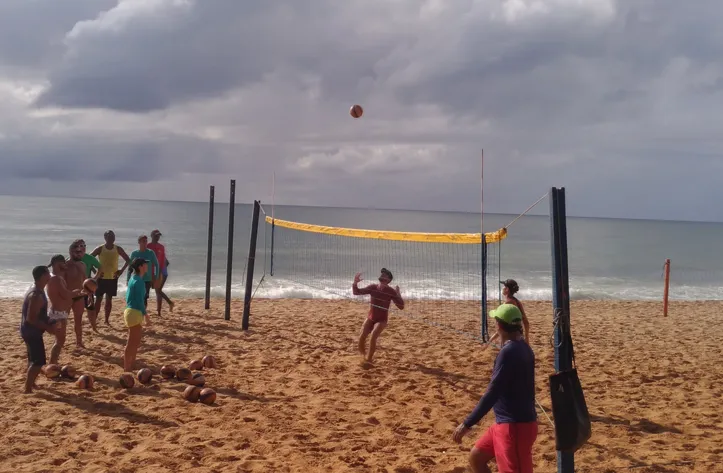 Imagem ilustrativa da imagem Esportes de Verão: vôlei de praia, modalidade olímpica, faz a diversão entre amigos