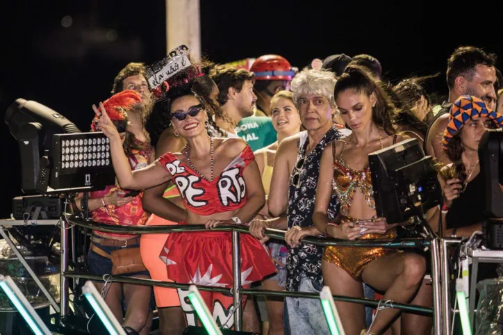 Com um look vermelho, Luana Xavier curtiu ao som de Ivete Sangalo | Fotos: Tati Freitas | Divulgação