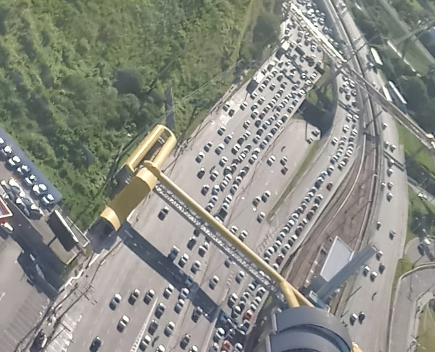 Imagem ilustrativa da imagem Acidente deixa motociclista ferido e congestiona Paralela