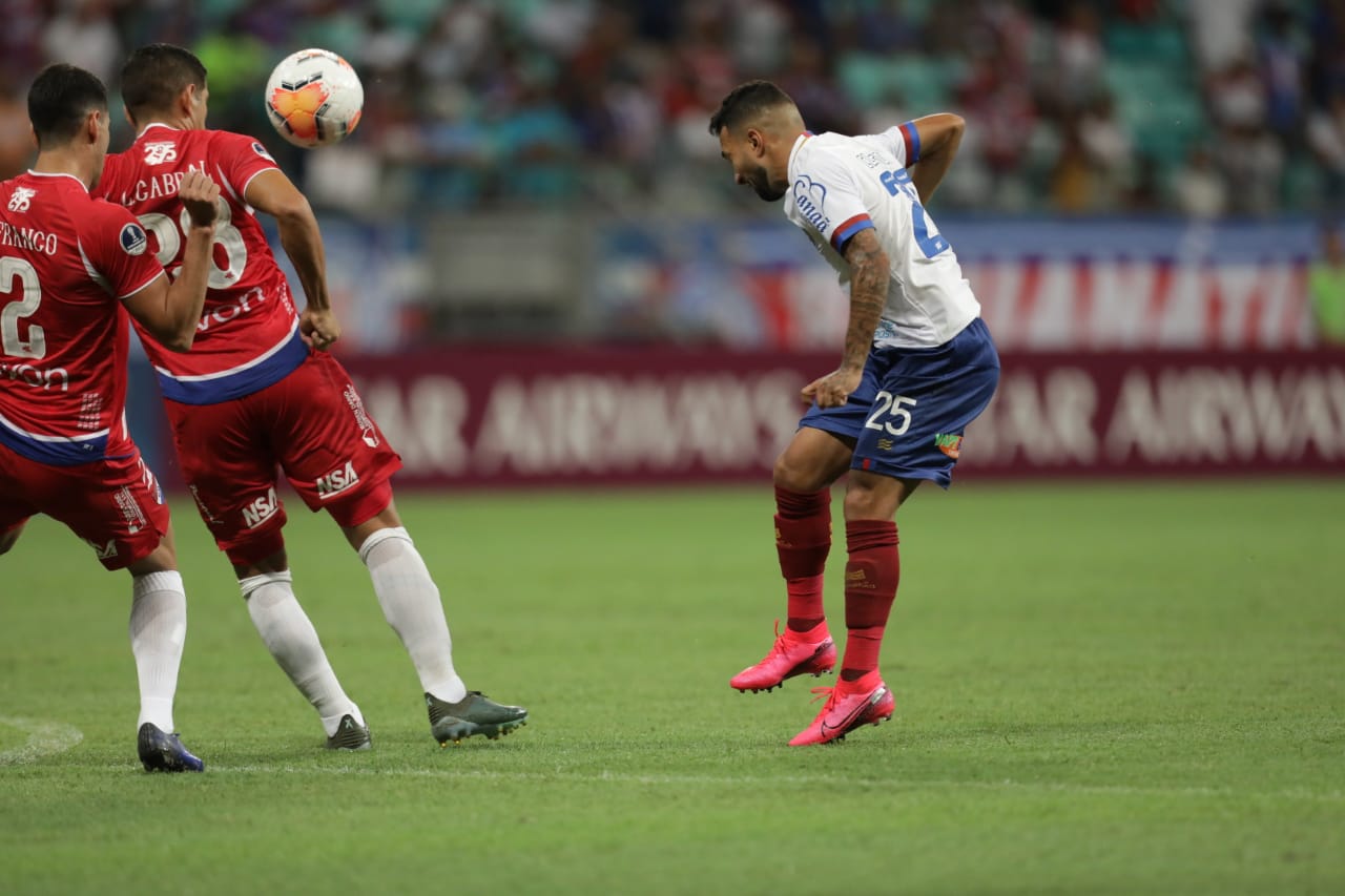 Bahia goleia o Nacional, faz as pazes com torcida e sai em vantagem na 'Sula'