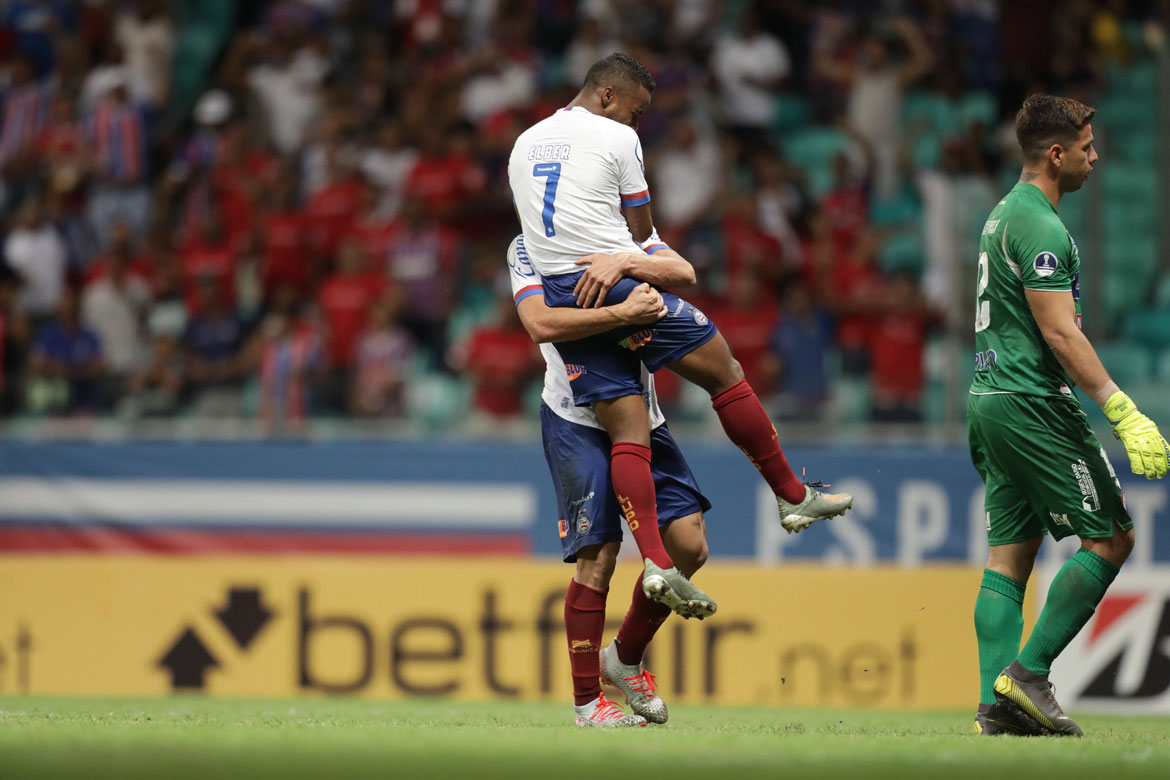 Bahia goleia o Nacional, faz as pazes com torcida e sai em vantagem na 'Sula'