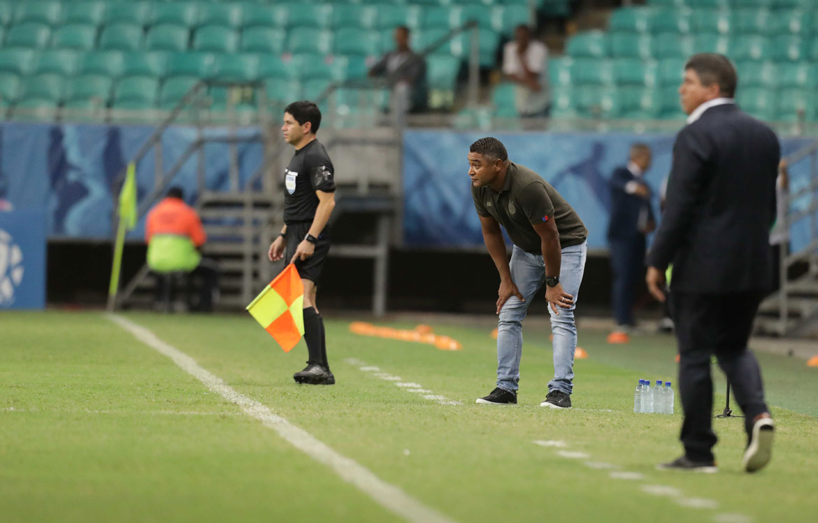 Bahia goleia o Nacional, faz as pazes com torcida e sai em vantagem na 'Sula'