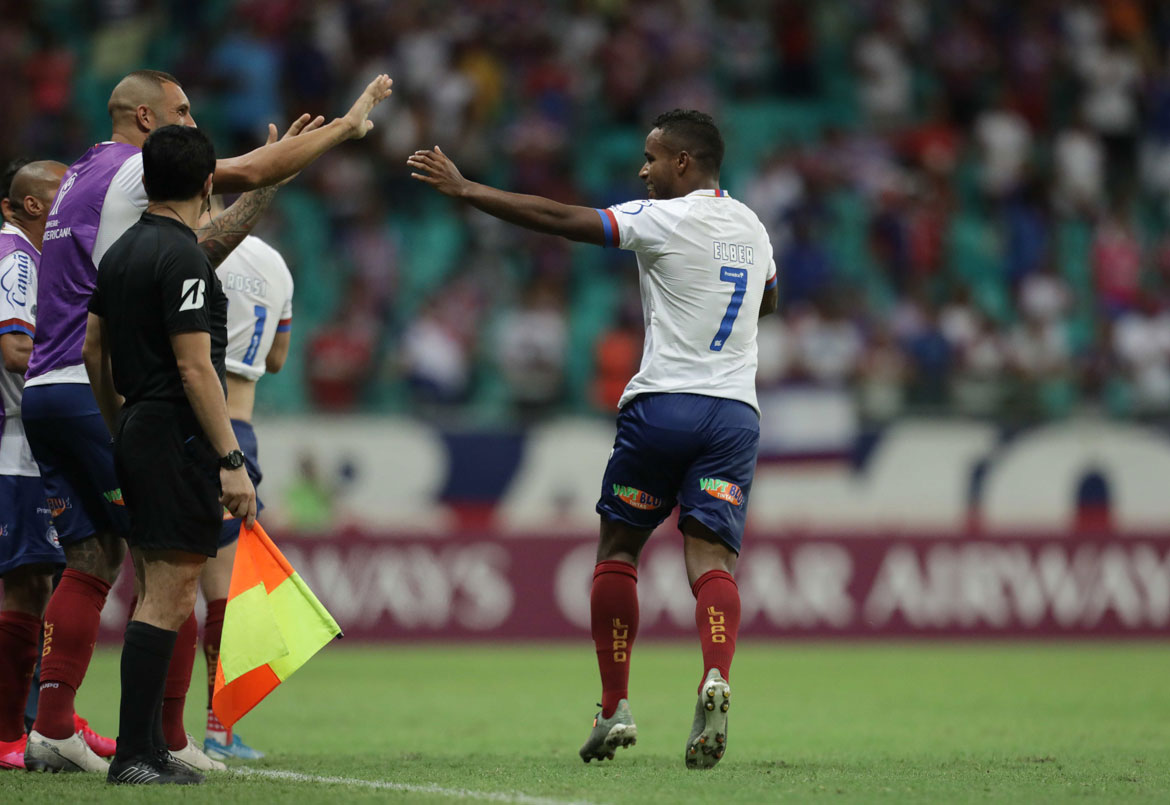 Bahia goleia o Nacional, faz as pazes com torcida e sai em vantagem na 'Sula'