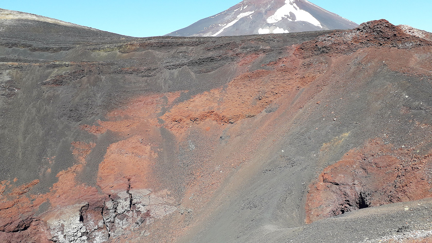 Imagem ilustrativa da imagem Expedição Chile: subida à Cratera Navidad, formada a partir de erupção vulcânica