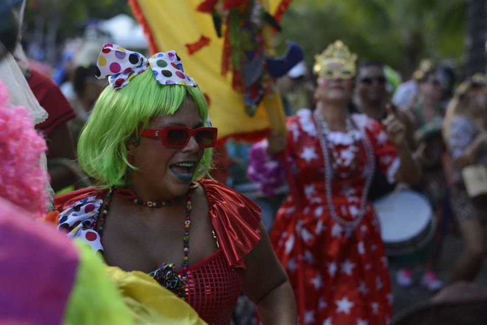 Imagem ilustrativa da imagem Caretas, blocos e bandas animam o Carnaval de Praia do Forte e Imbassaí