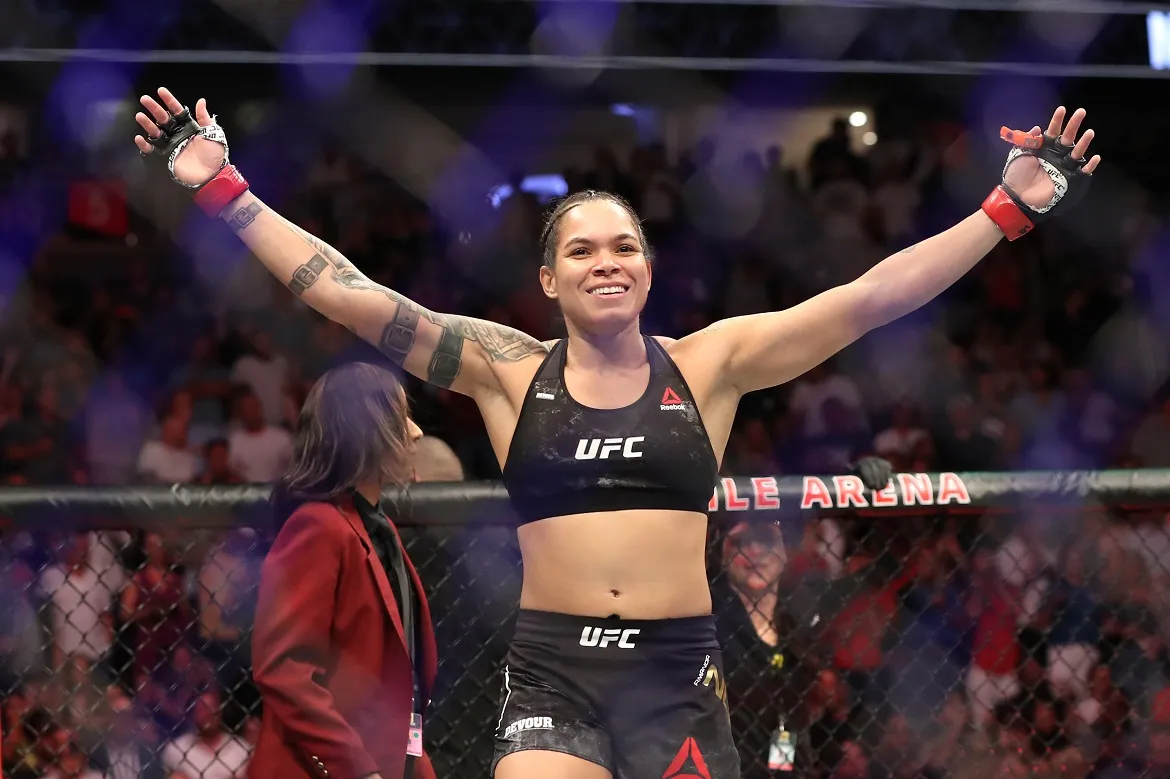Detentora de dois cinturões simultâneos, Amanda Nunes já é considerada por muitos como a maior lutadora feminina de MMA de todos os tempos | Foto: Sean M. Haffey | AFP