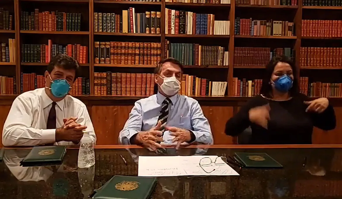 Presidente fez transmissão ao lado do ministro da Saúde, Luiz Henrique Mandetta, ambos usando máscaras cirúrgicas | Foto: Reprodução | Facebook