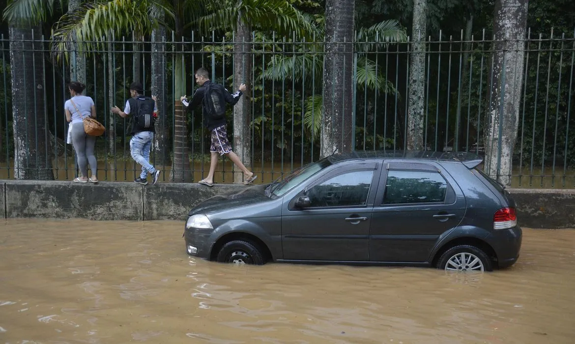 A médica recomenda que se tente evitar contato com a água da chuva, protegendo-se em lugares secos | Foto: Fernando Frazão | Agência Brasil
