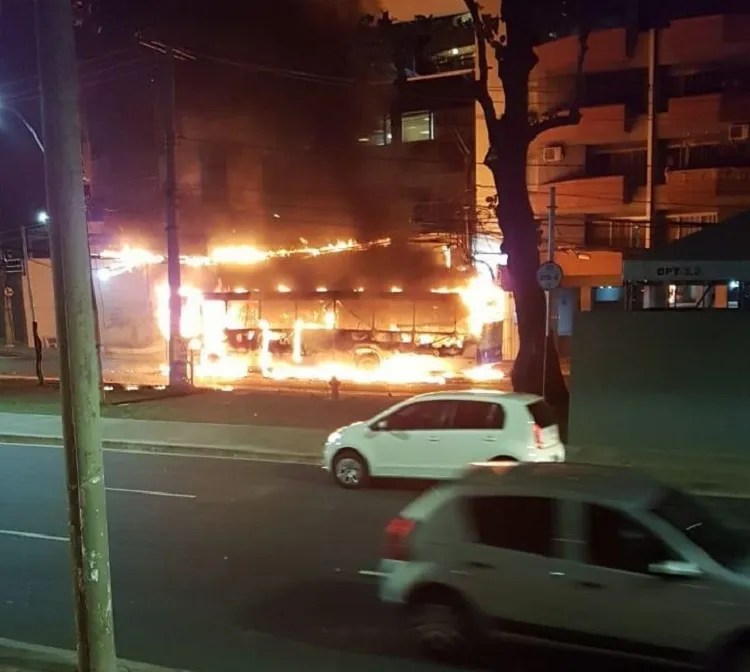 A ação criminosa aconteceu por volta das 19h15 e gerou grande tumulto na região | Foto: Cidadão Repórter | Via Whatsapp