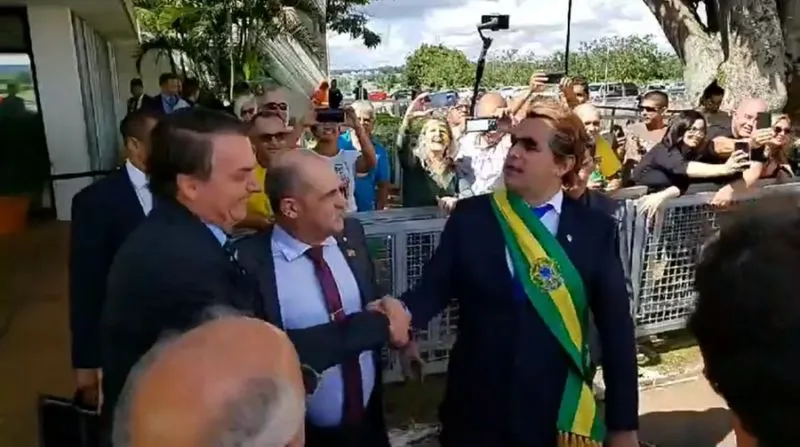 Vestido de presidente, Marvio Lúcio, o Carioca, distribuiu banana em frente ao Palácio da Alvorada | Foto: Reprodução | Twitter