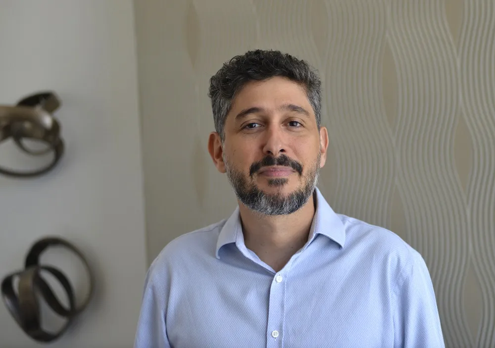 Alessandro Marimpierti é formado em psicologia pela Ufba e em neuropsicologia pela USP, com doutorado em ciências da educação