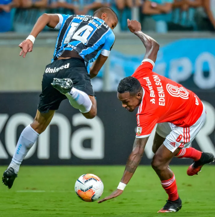 Edenílson (8) acertou a trave e foi um dos melhores do clássico | Foto: Silvio Avila | AFP