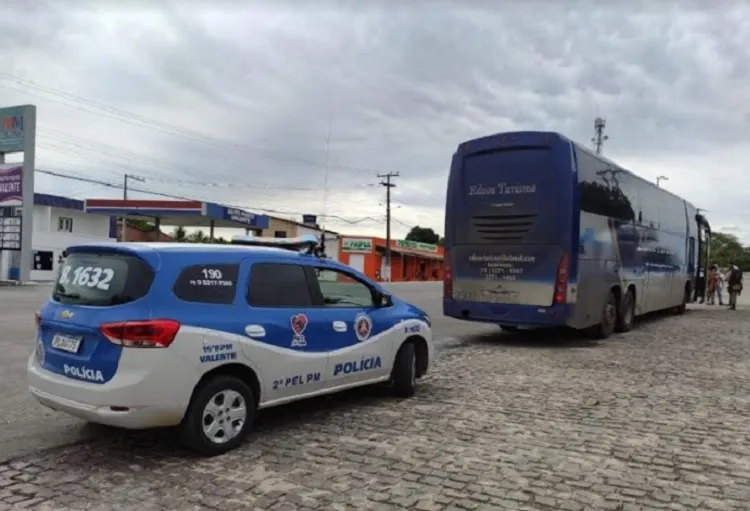 O ônibus trafegava com 32 passageiros, entre eles idosos e crianças