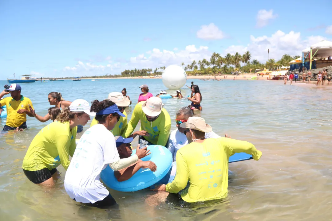 Na orla de Camaçari, o banho de mar adaptado recebeu 72 pessoas com deficiência física ou mobilizade reduzida..