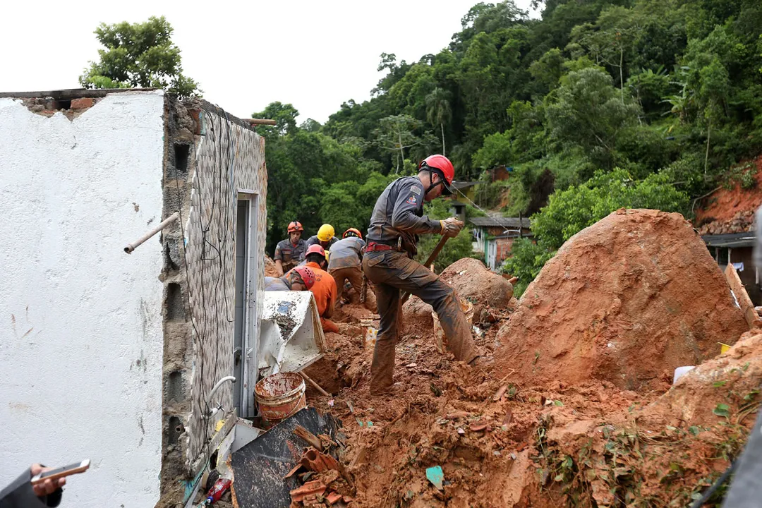 Balanço foi divulgado pela Defesa Civil; 33 pessoas estão desaparecida | Guilherme Dionizio | AFP