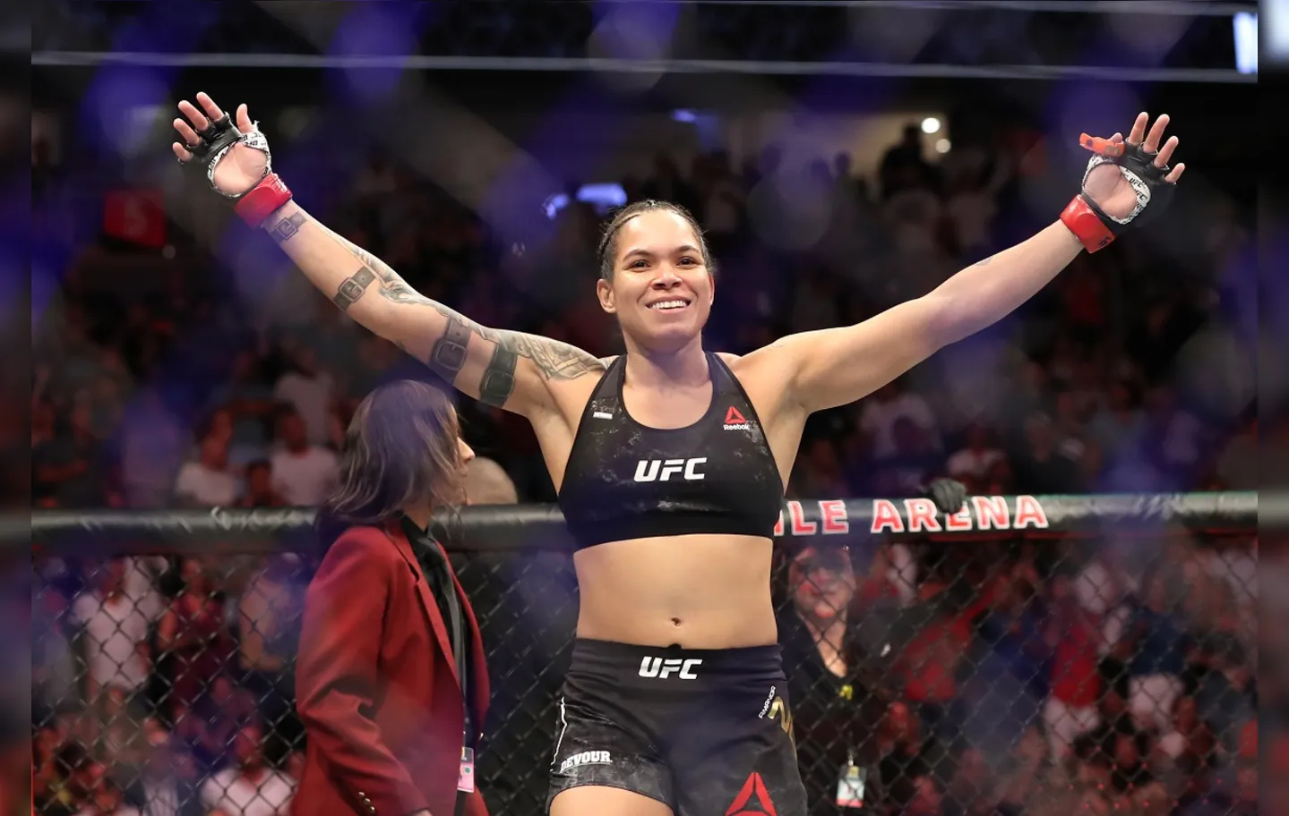 Detentora de dois cinturões simultâneos, Amanda Nunes já é considerada por muitos como a maior lutadora feminina de MMA de todos os tempos | Foto: Sean M. Haffey | AFP