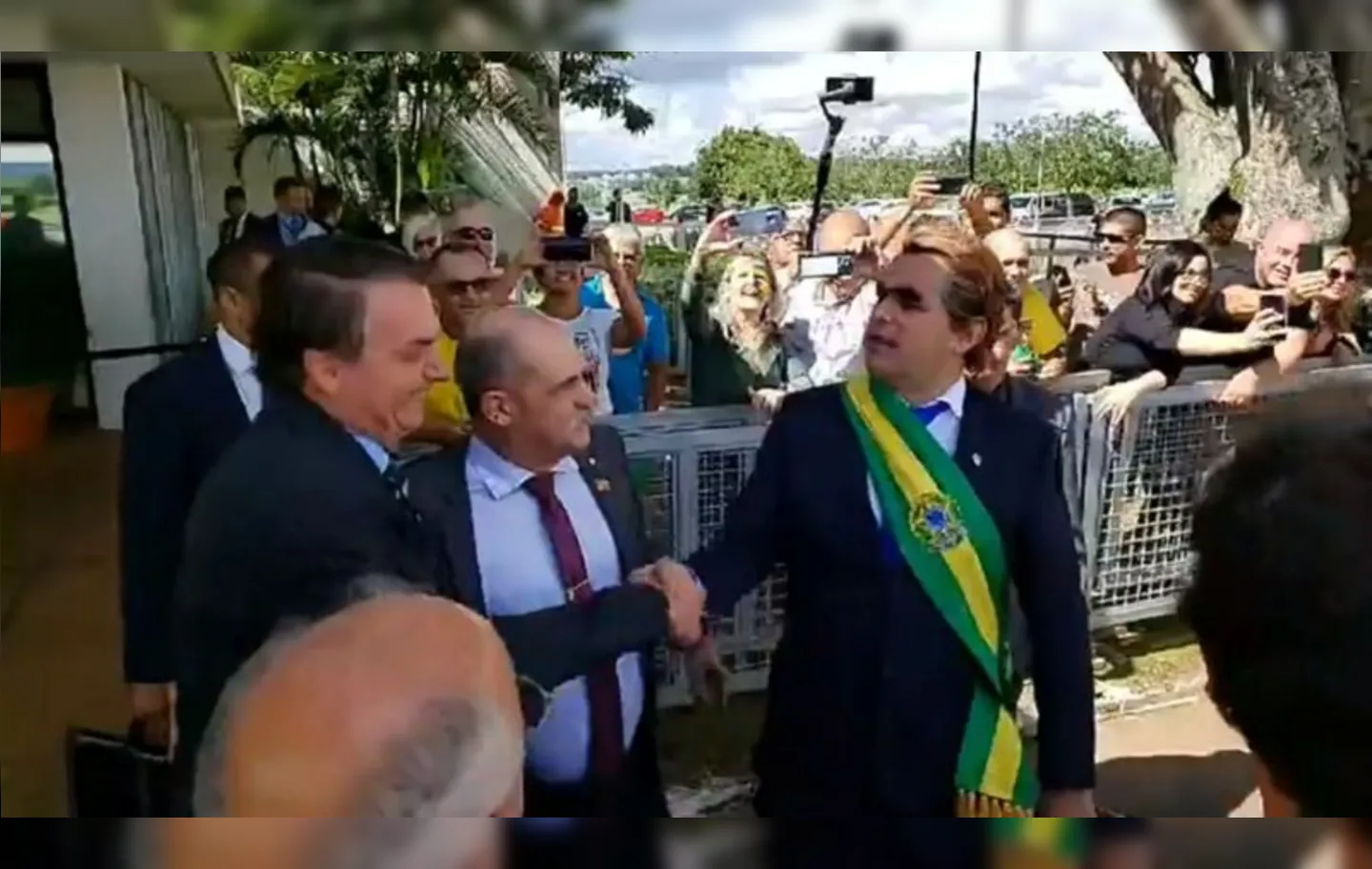 Vestido de presidente, Marvio Lúcio, o Carioca, distribuiu banana em frente ao Palácio da Alvorada | Foto: Reprodução | Twitter