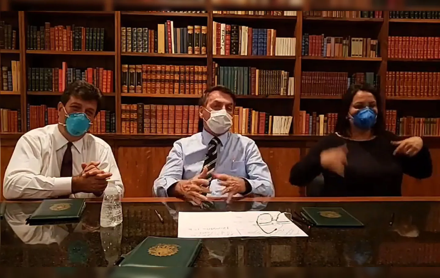 Presidente fez transmissão ao lado do ministro da Saúde, Luiz Henrique Mandetta, ambos usando máscaras cirúrgicas | Foto: Reprodução | Facebook