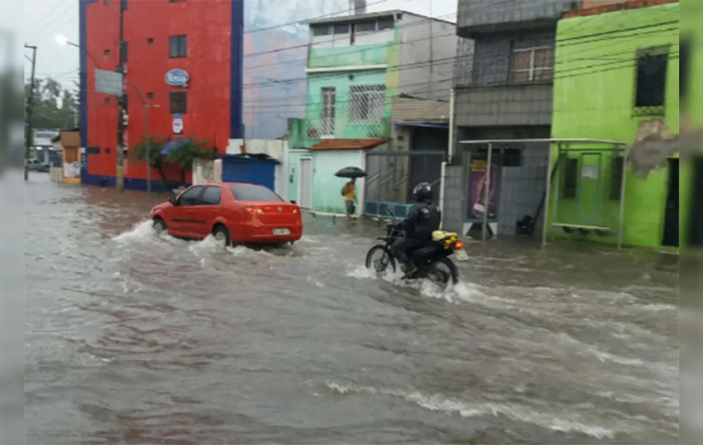Alagamentos, deslizamentos de terra, e até mesmo, uma colisão entre quatro veículos já foram registradas nas primeiras horas de chuva | Foto: Reprodução | Cidadão Repórter via Whatsapp