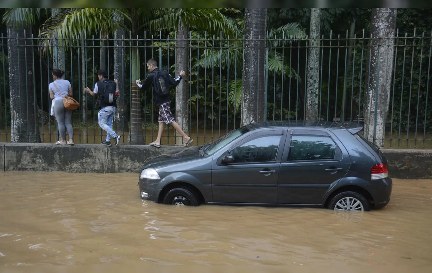 A médica recomenda que se tente evitar contato com a água da chuva, protegendo-se em lugares secos | Foto: Fernando Frazão | Agência Brasil