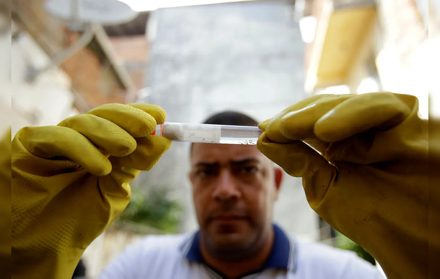 Agentes de combate a endemias investigam um possível surto de dengue, zika ou chikungunya | Foto: Joá Souza | Ag. A TARDE