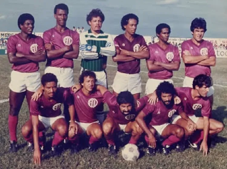 Jogadores do Leônico antes de partida contra o Bahia pelo Campeonato Baiano de 1984 | Foto: Divulgação | Leônico