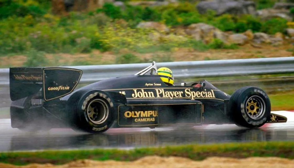 Senna aniquilou a concorrência debaixo de chuva em Portugal | Foto: Divulgação | Lotus