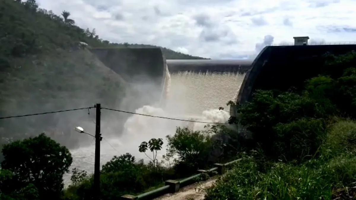 A Barragem de Pindobaçu está vertendo, com um volume de armazenamento total de 16,88 milhões de metros cúbicos e, atualmente, encontra-se com 108,64% do volume útil.