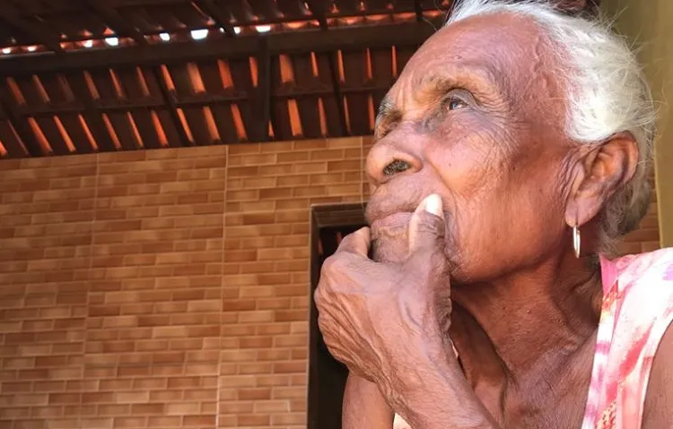 Centenário: Ricardina Pereira da Silva, popularmente conhecida como Dona Cadu, desempenha diversas atividades, como ceramista, sambadeira, rezadeira e líder da comunidade Coqueiro, no Recôncavo Baiano | Foto: Divulgação | Secult